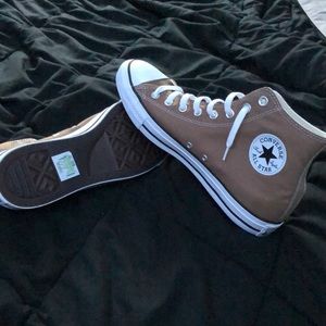 Size 10 unworn with the tag I just don’t like em and didn’t buy em locally